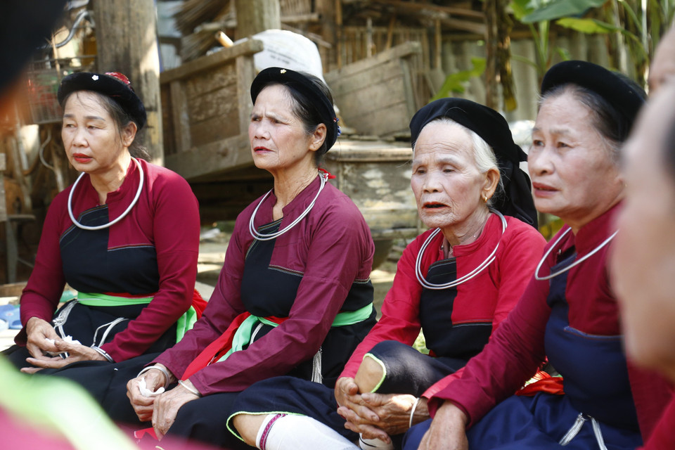 Người già trong cộng đồng dân tộc Cao Lan luôn ý thức gìn giữ bản sắc văn hóa dân tộc mình. (Ảnh: Nam Sương/TTXVN)