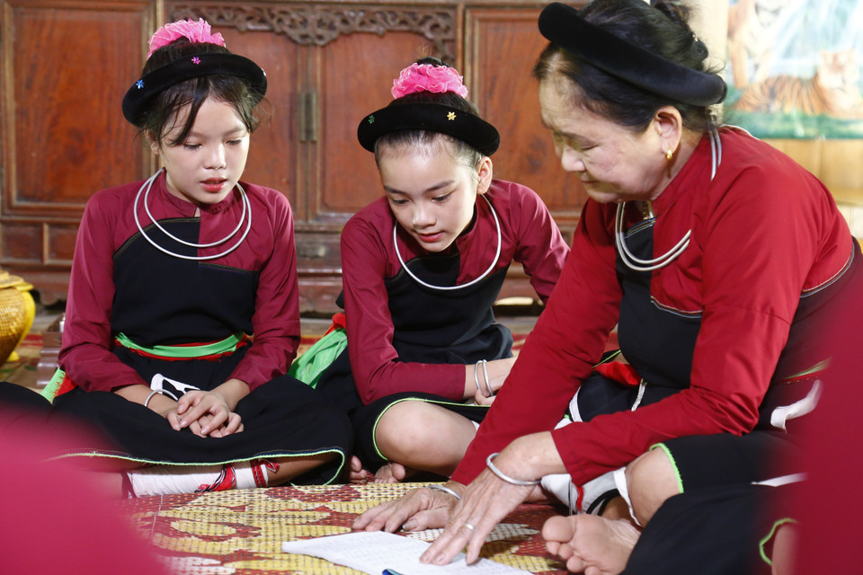 Truyền dạy cho thế hệ trẻ những điệu hát, điệu múa của dân tộc và giao tiếp, trò chuyện với nhau bằng tiếng Cao Lan. (Ảnh: Nam Sương/TTXVN)