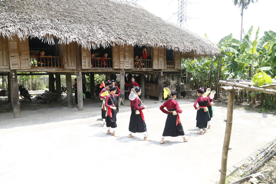 Tại xã Kim Phú (thành phố Tuyên Quang), với 60% dân số là người Cao Lan, chính quyền địa phương cùng người dân Cao Lan đang tích cực giữ gìn và phát huy bản sắc văn hóa dân tộc trước nguy cơ mai một thông qua việc sinh hoạt các câu lạc bộ văn hóa, văn nghệ, với hơn 200 thành viên tham gia. (Ảnh: Nam Sương/TTXVN)