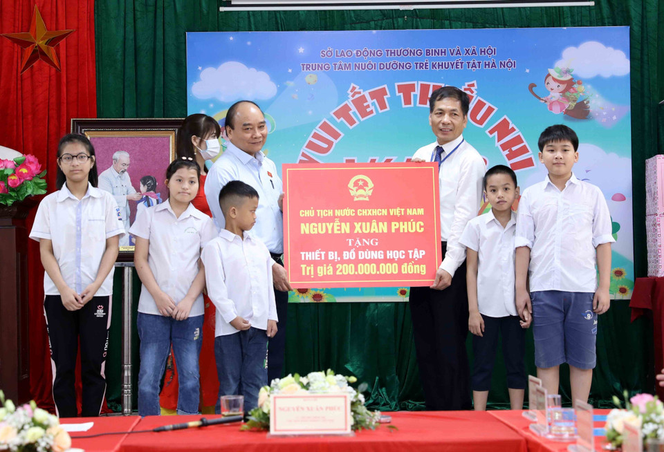Hình ảnh Chủ tịch nước Nguyễn Xuân Phúc tặng quà cho Trung tâm Nuôi dưỡng trẻ khuyết tật Hà Nội. (Ảnh An Đăng/TTXVN)