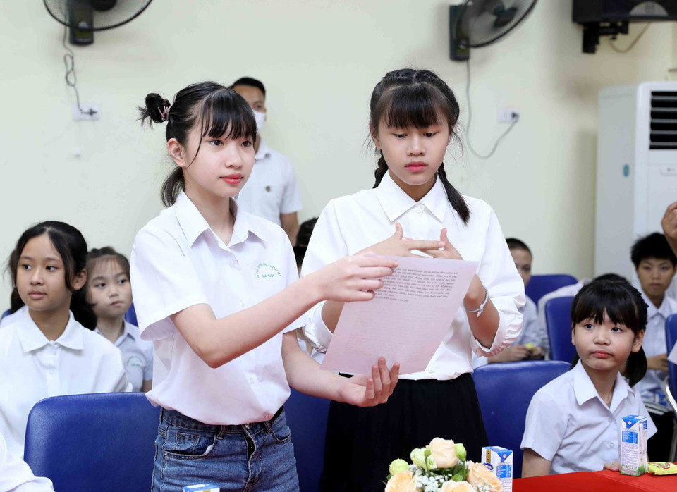 Trẻ em tại Trung tâm Nuôi dưỡng trẻ khuyết tật Hà Nội phát biểu bằng ký hiệu ngôn ngữ. (Ảnh An Đăng/TTXVN)