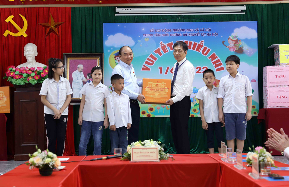 Chủ tịch nước Nguyễn Xuân Phúc tặng quà cho Trung tâm Nuôi dưỡng trẻ khuyết tật Hà Nội. (Ảnh An Đăng/TTXVN)