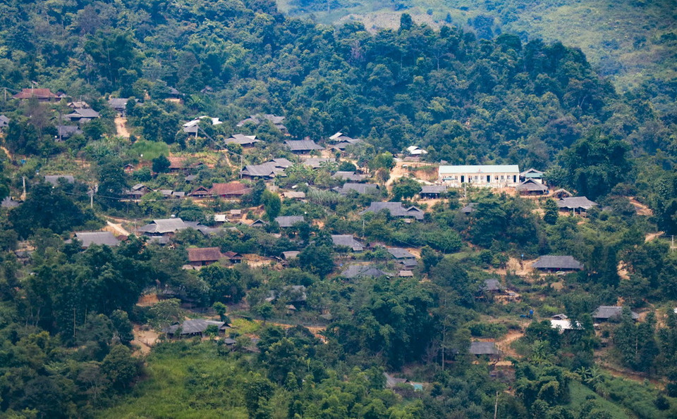 Làng bản của người dân tộc Mông sống rãi rác trên các sườn đồi. (Ảnh: Xuân Tư/TTXVN)