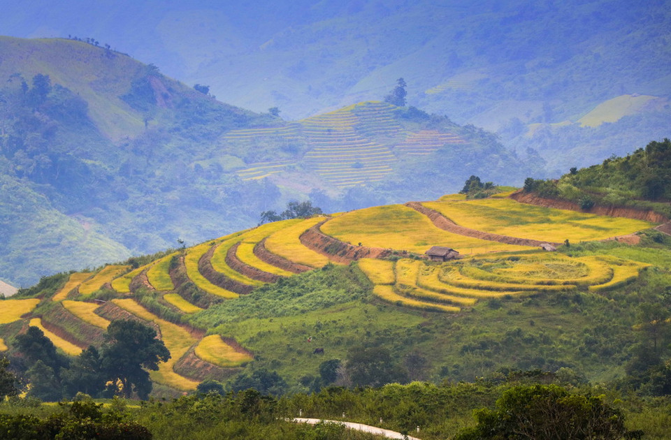 Điện Biên Đông là một trong những huyện nghèo vùng cao của tỉnh Điện Biên, có địa hình chủ yếu là đồi núi nhưng lại mang vẻ đẹp hoang sơ, mộc mạc... (Ảnh: Xuân Tư/TTXVN)
