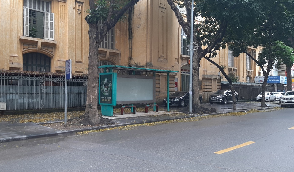 Tuy nhiên, tại các nhà chờ rất vắng hành khách. (Ảnh: Việt Hùng/Vietnam+)