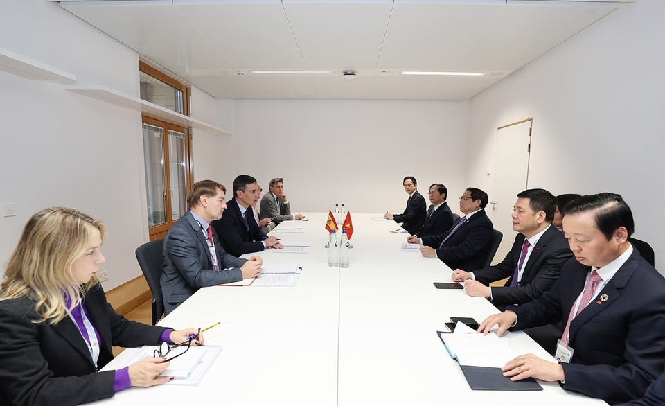  Thủ tướng Phạm Minh Chính gặp Thủ tướng Tây Ban Nha Pedro Sánchez Pérez-Castejón. (Ảnh: Dương Giang/TTXVN)