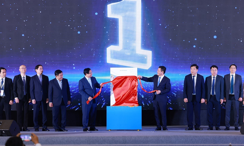 Thủ tướng Phạm Minh Chính và các đại biểu thực hiện nghi thức công bố Báo cáo Logistics Việt Nam 2024. (Ảnh: Dương Giang/TTXVN)