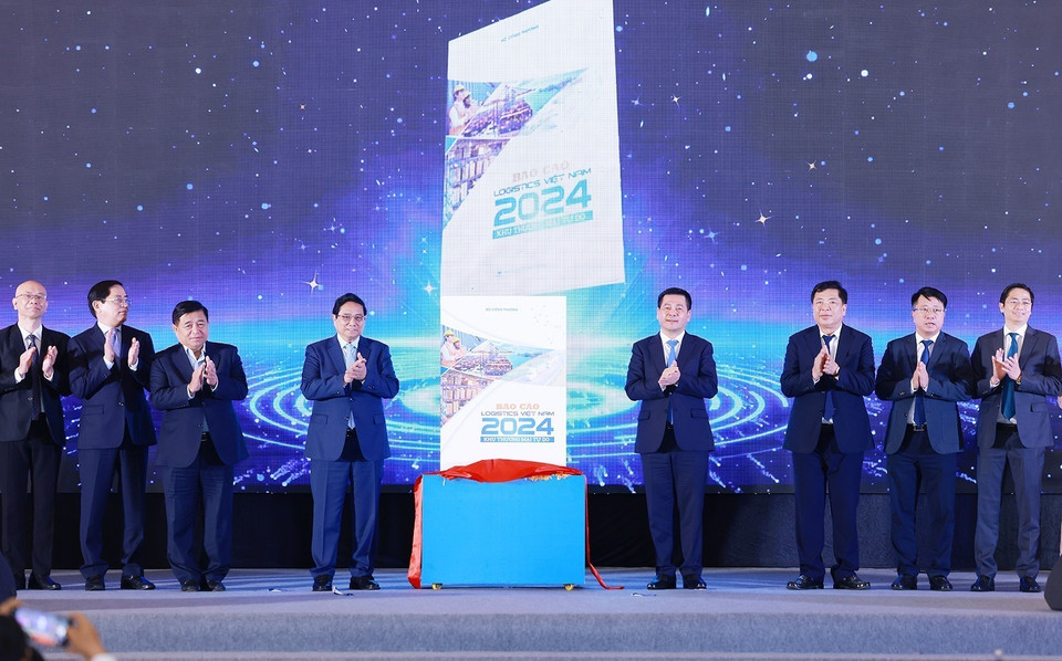 Thủ tướng Phạm Minh Chính và các đại biểu thực hiện nghi thức công bố Báo cáo Logistics Việt Nam 2024. (Ảnh: Dương Giang/TTXVN)