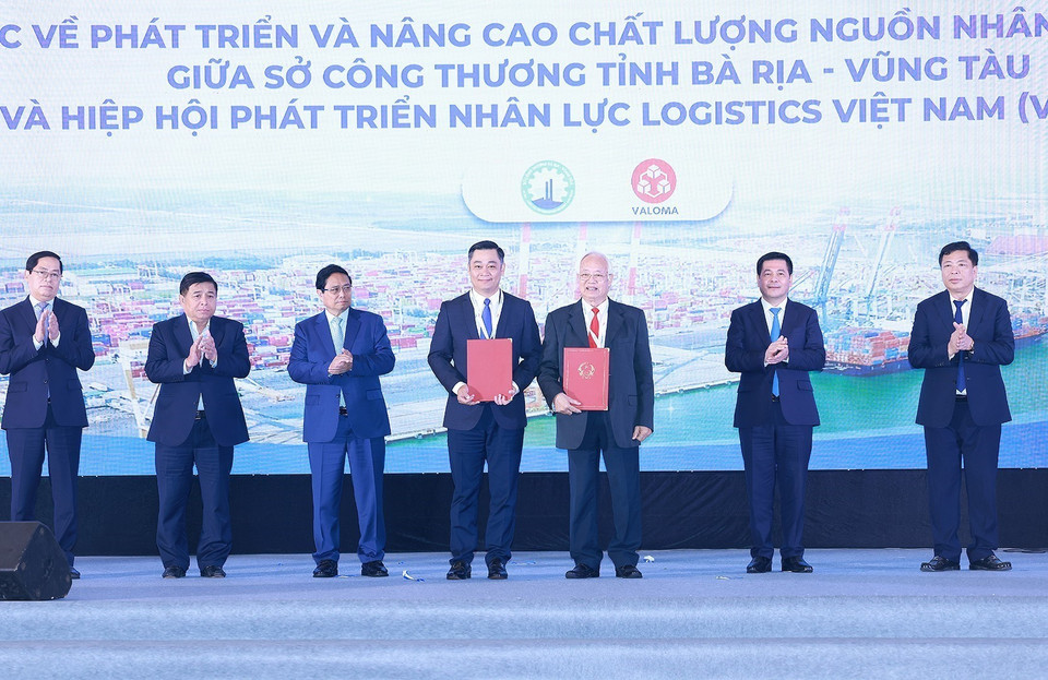 Thủ tướng Phạm Minh Chính chứng kiến trao Bản ghi nhớ hợp tác giữa Sở Công Thương tỉnh Bà Rịa-Vũng Tàu và Hiệp hội Phát triển nhân lực Logistics Việt Nam. (Ảnh: Dương Giang/TTXVN)