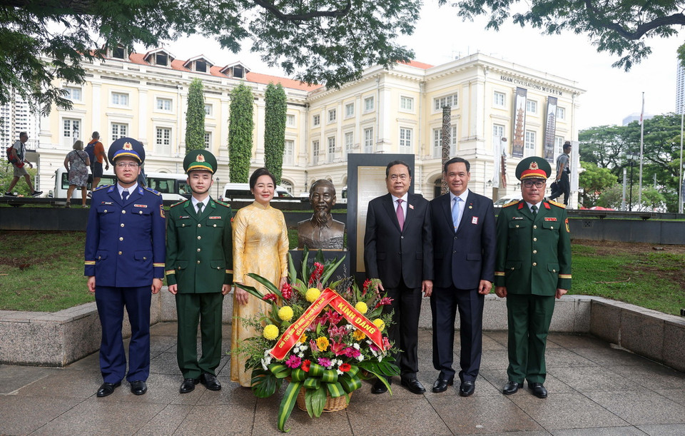 Chủ tịch Quốc hội Trần Thanh Mẫn cùng đoàn công tác và các đại biểu dâng hoa tại Tượng đài Chủ tịch Hồ Chí Minh ở Bảo tàng Văn minh châu Á. (Ảnh: Lê Dương/TTXVN)