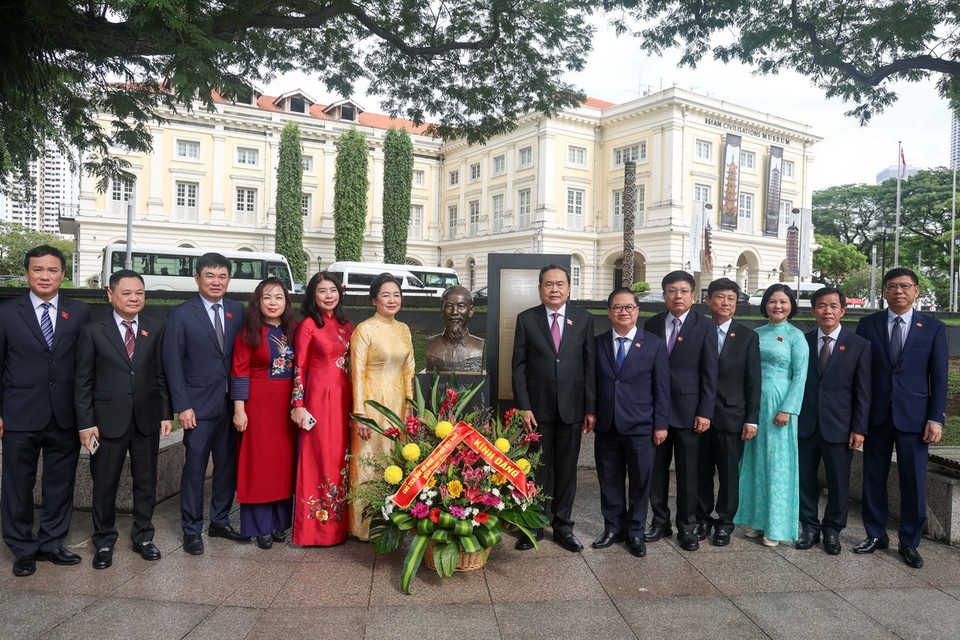 Chủ tịch Quốc hội Trần Thanh Mẫn cùng đoàn công tác và các đại biểu dâng hoa tại Tượng đài Chủ tịch Hồ Chí Minh ở Bảo tàng Văn minh châu Á. (Ảnh: Lê Dương/TTXVN)