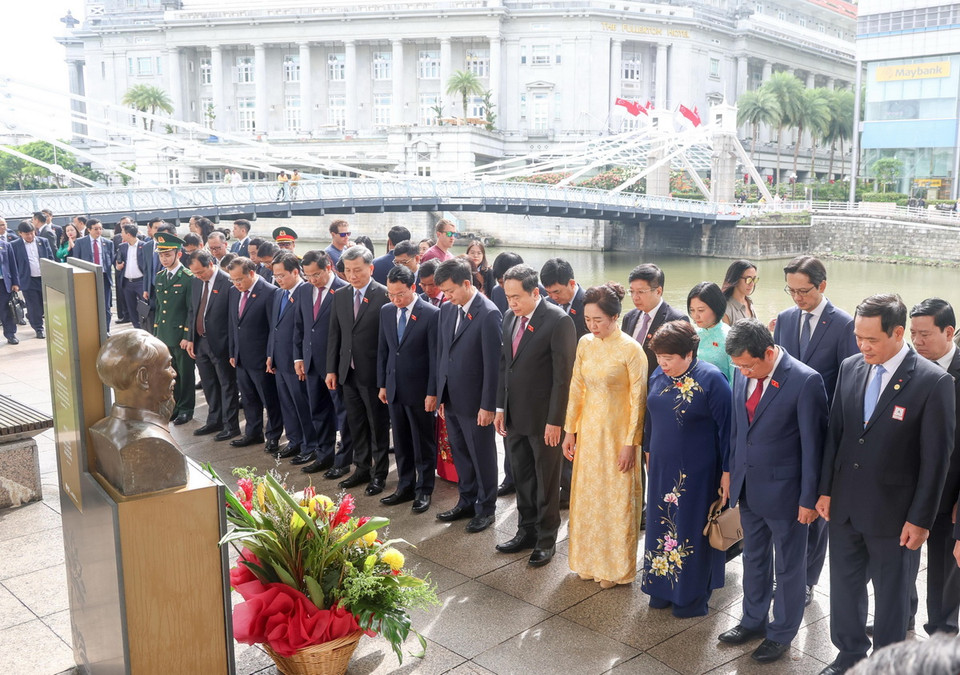 Chủ tịch Quốc hội Trần Thanh Mẫn cùng đoàn công tác dành một phút tưởng niệm bên tượng đài Chủ tịch Hồ Chí Minh ở Singapore. (Ảnh: Lê Dương/TTXVN)