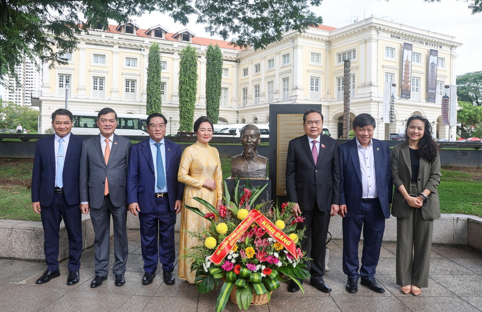 Chủ tịch Quốc hội Trần Thanh Mẫn cùng đoàn công tác và các đại biểu dâng hoa tại Tượng đài Chủ tịch Hồ Chí Minh ở Bảo tàng Văn minh châu Á. (Ảnh: Lê Dương/TTXVN)