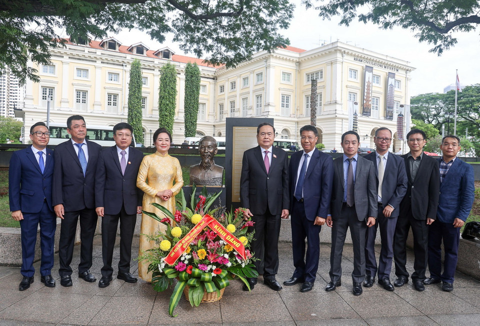 Chủ tịch Quốc hội Trần Thanh Mẫn cùng đoàn công tác và các đại biểu dâng hoa tại Tượng đài Chủ tịch Hồ Chí Minh ở Bảo tàng Văn minh châu Á. (Ảnh: Lê Dương/TTXVN)