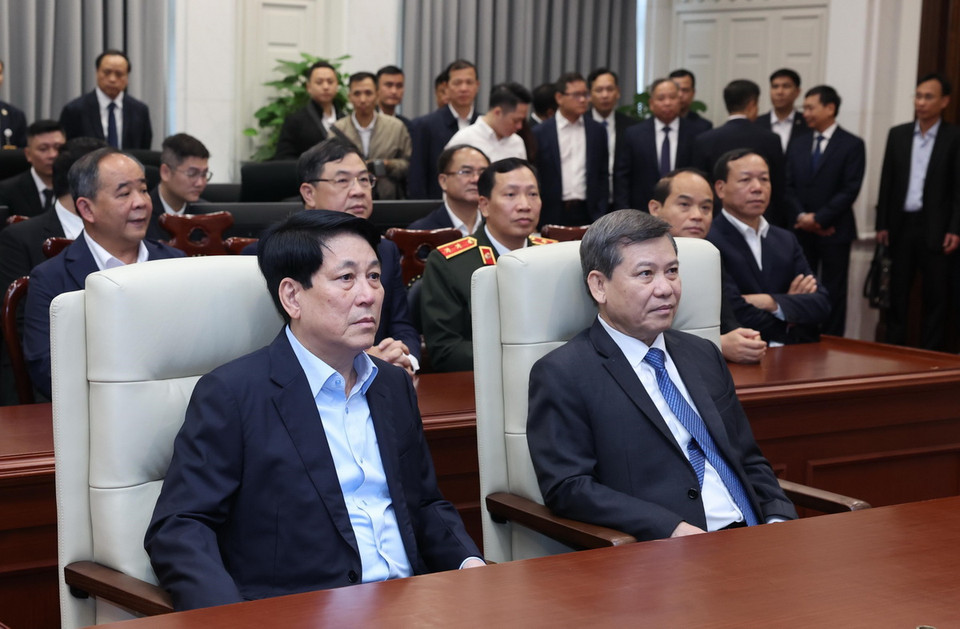 Chủ tịch nước Lương Cường thăm Trung tâm giám sát và điều hành hoạt động Tòa án Nhân dân. (Ảnh: Lâm Khánh/TTXVN)