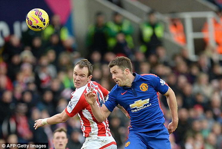 Manchester United sau đó chơi tấn công và kiểm soát bóng lên đến gần 70% thời gian...