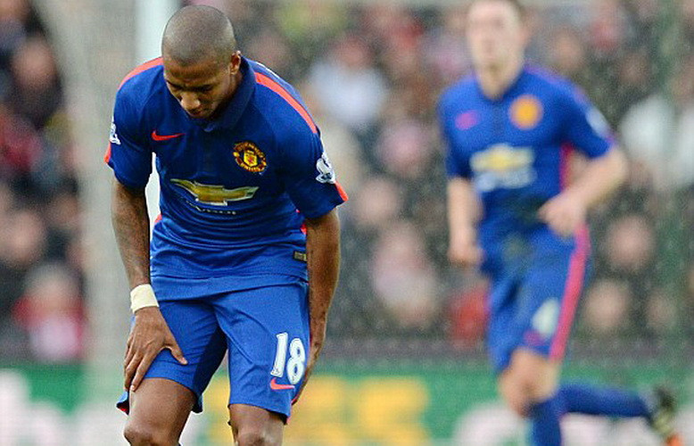 Cuối trận, Young còn phải rời sân với cái chân tập tễnh.