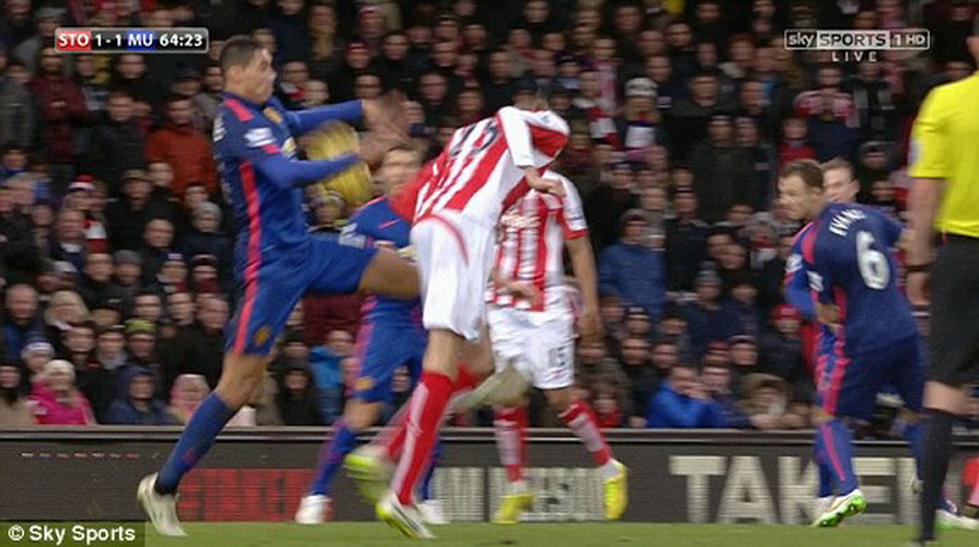 ... nhưng không phải là đội tạo ra nhiều cơ hội. Thậm chí suýt bị phạt 11m sau pha để bóng chạm tay của Smalling