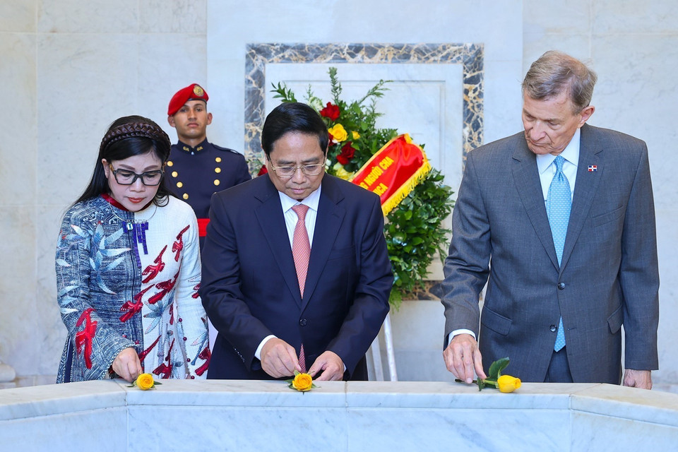 Thủ tướng Phạm Minh Chính và Phu nhân đặt hoa tại Khu tưởng niệm Lãnh đạo lập quốc Dominicana. (Ảnh: Dương Giang/TTXVN)