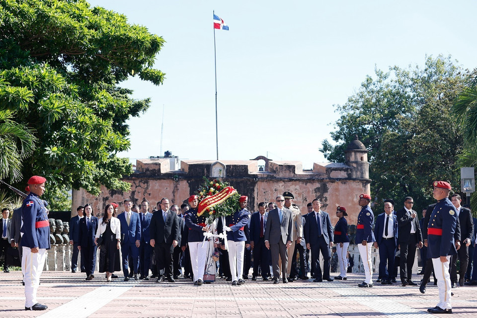 Thủ tướng Phạm Minh Chính và Phu nhân đến đặt hoa tại Khu tưởng niệm Lãnh đạo lập quốc Dominicana. (Ảnh: Dương Giang/TTXVN)