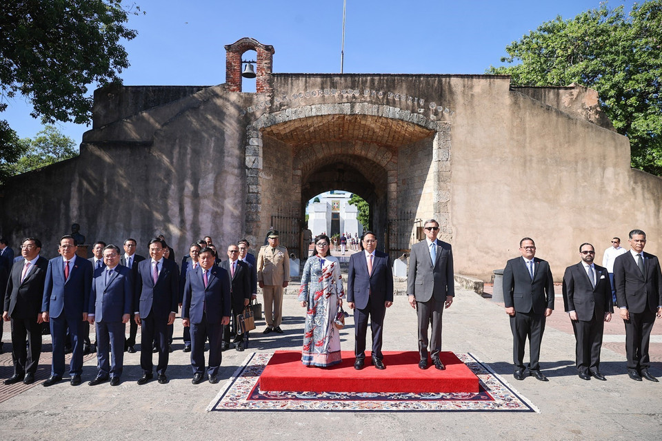 Thủ tướng Phạm Minh Chính và Phu nhân đến đặt hoa tại Khu tưởng niệm Lãnh đạo lập quốc Dominicana. (Ảnh: Dương Giang/TTXVN)