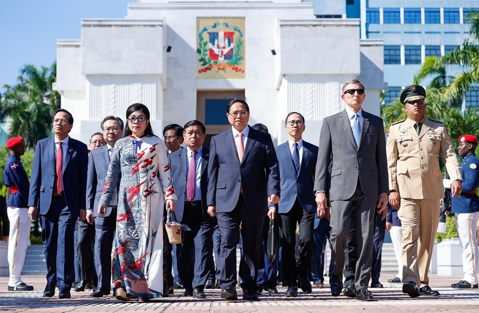 Thủ tướng Phạm Minh Chính và Phu nhân đến đặt hoa tại Khu tưởng niệm Lãnh đạo lập quốc Dominicana. (Ảnh: Dương Giang/TTXVN)