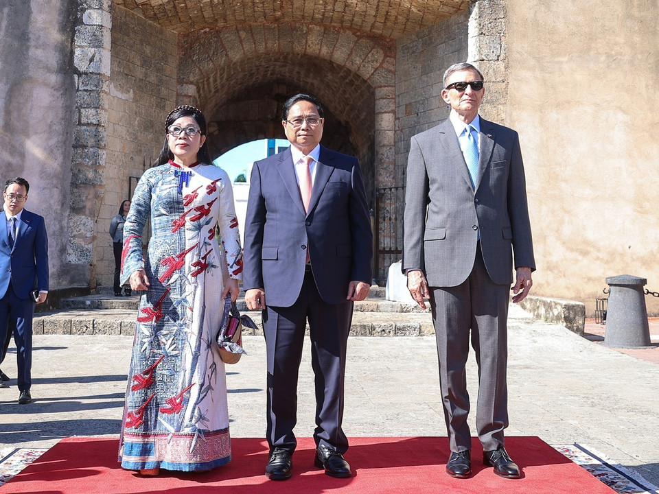 Thủ tướng Phạm Minh Chính và Phu nhân đến đặt hoa tại Khu tưởng niệm Lãnh đạo lập quốc Dominicana. (Ảnh: Dương Giang/TTXVN)