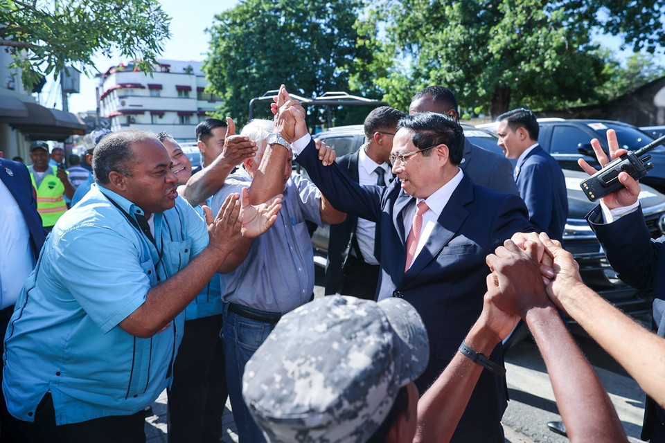 Thủ tướng Phạm Minh Chính gặp gỡ người dân địa phương tại Khu tưởng niệm Lãnh đạo lập quốc Dominicana. (Ảnh: Dương Giang/TTXVN)