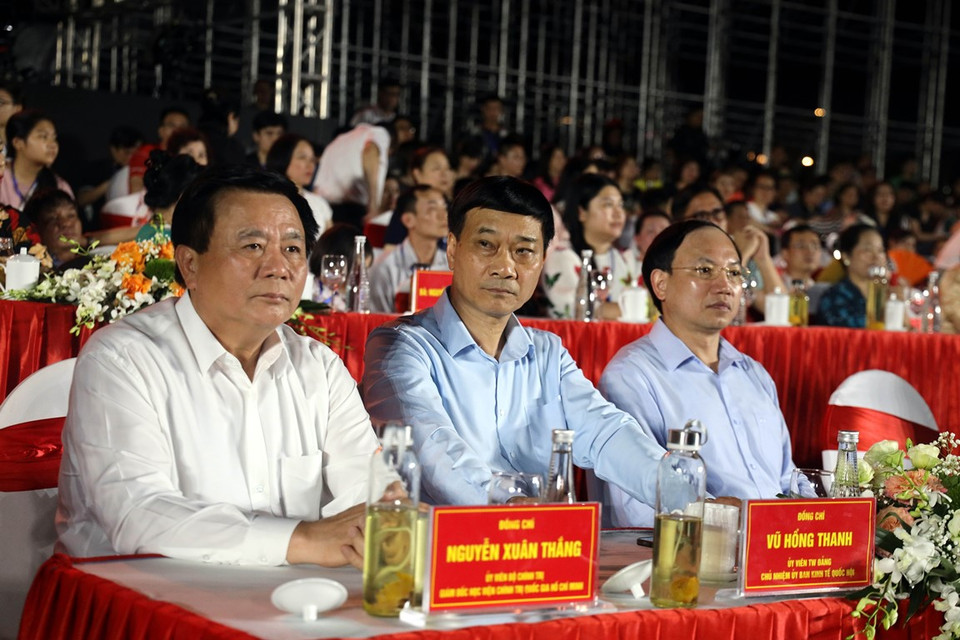 Đồng chí Nguyễn Xuân Thắng, Ủy viên Bộ Chính trị, Chủ tịch Hội đồng Lý luận Trung ương, Giám đốc Học viện Chính trị quốc gia Hồ Chí Minh cùng các đại biểu dự khai mạc Carnaval Hạ Long 2024. (Ảnh: Đức Hiếu/ TTXVN)