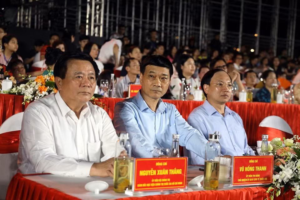 Đồng chí Nguyễn Xuân Thắng, Ủy viên Bộ Chính trị, Chủ tịch Hội đồng Lý luận Trung ương, Giám đốc Học viện Chính trị quốc gia Hồ Chí Minh cùng các đại biểu dự khai mạc Carnaval Hạ Long 2024. (Ảnh: Đức Hiếu/ TTXVN)