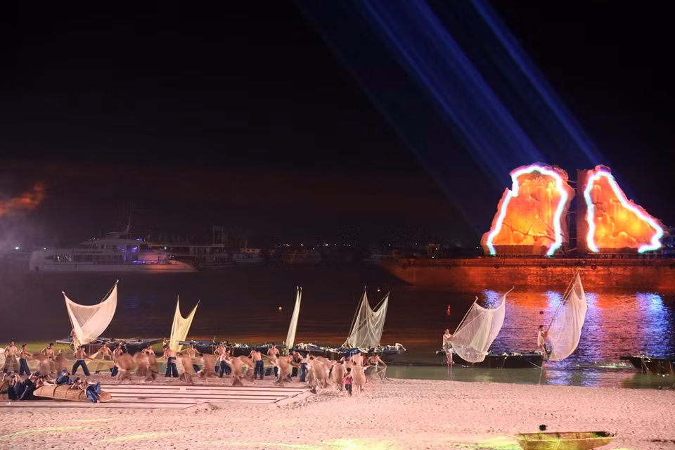 Màn thực cảnh tái hiện cảnh đánh bắt cá trên Vịnh Hạ Long tại lễ khai mạc Carnaval Hạ Long. (Ảnh: Đức Hiếu/TTXVN