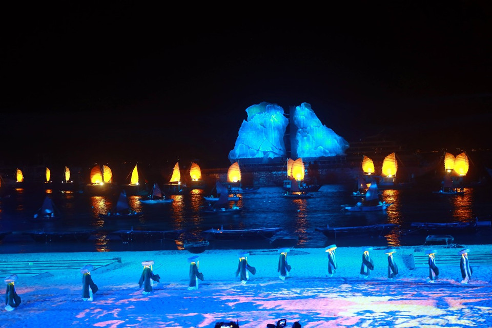 Màn thực cảnh kết hợp các tàu thuyền biễu diễn tại lễ khai mạc Carnaval Hạ Long. (Ảnh: Đức Hiếu/TTXVN)