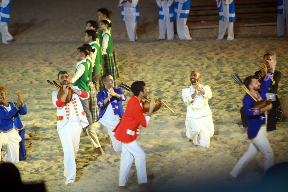 Màn biểu diễn của các nghệ sỹ nước ngoài tại Lễ khai mạc Carnaval Hạ Long 2024. (Ảnh: Đức Hiếu/TTXVN)