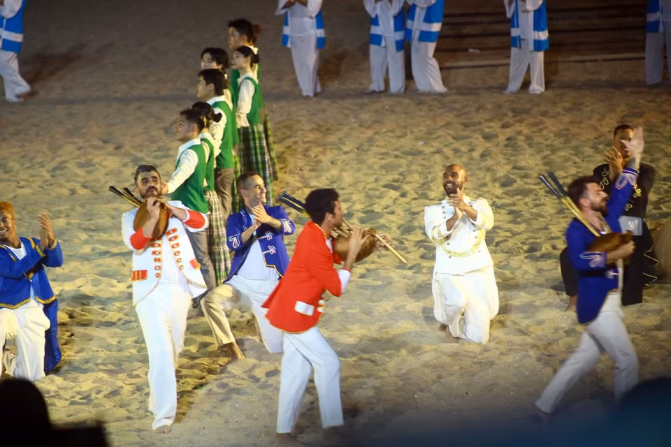 Màn biểu diễn của các nghệ sỹ nước ngoài tại Lễ khai mạc Carnaval Hạ Long 2024. (Ảnh: Đức Hiếu/TTXVN)