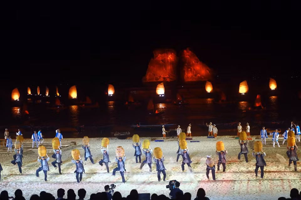 Carnaval Hạ Long 2024 có những nét mới hấp dẫn và đặc sắc với màn biểu diễn nghệ thuật thực cảnh và là Carnaval trên biển đầu tiên tại Việt Nam. (Ảnh: Đức Hiếu/TTXVN)