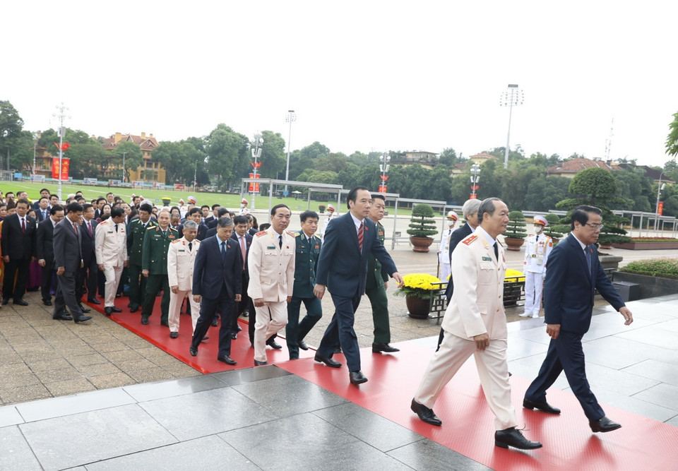 Các đại biểu Quốc hội dự Kỳ họp thứ mười tại điểm cầu Nhà Quốc hội vào Lăng viếng Chủ tịch Hồ Chí Minh. (Ảnh: Văn Điệp/TTXVN)