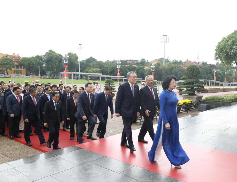 Các đại biểu Quốc hội dự Kỳ họp thứ mười tại điểm cầu Nhà Quốc hội vào Lăng viếng Chủ tịch Hồ Chí Minh. (Ảnh: Văn Điệp/TTXVN)