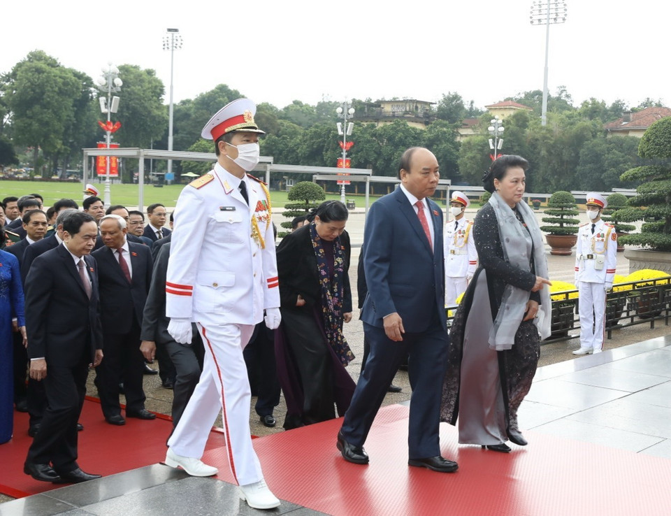 Thủ tướng Nguyễn Xuân Phúc, Chủ tịch Quốc hội Nguyễn Thị Kim Ngân cùng các đại biểu Quốc hội dự Kỳ họp thứ mười tại điểm cầu Nhà Quốc hội vào Lăng viếng Chủ tịch Hồ Chí Minh. (Ảnh: Văn Điệp/TTXVN)