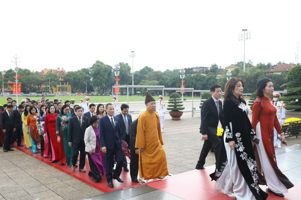 Các đại biểu Quốc hội dự Kỳ họp thứ mười tại điểm cầu Nhà Quốc hội vào Lăng viếng Chủ tịch Hồ Chí Minh. (Ảnh: Văn Điệp/TTXVN)