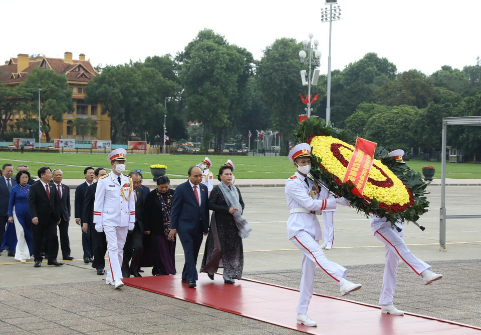 Thủ tướng Nguyễn Xuân Phúc, Chủ tịch Quốc hội Nguyễn Thị Kim Ngân cùng các đại biểu Quốc hội dự Kỳ họp thứ mười tại điểm cầu Nhà Quốc hội đặt vòng hoa và vào Lăng viếng Chủ tịch Hồ Chí Minh. (Ảnh: Văn Điệp/TTXVN)