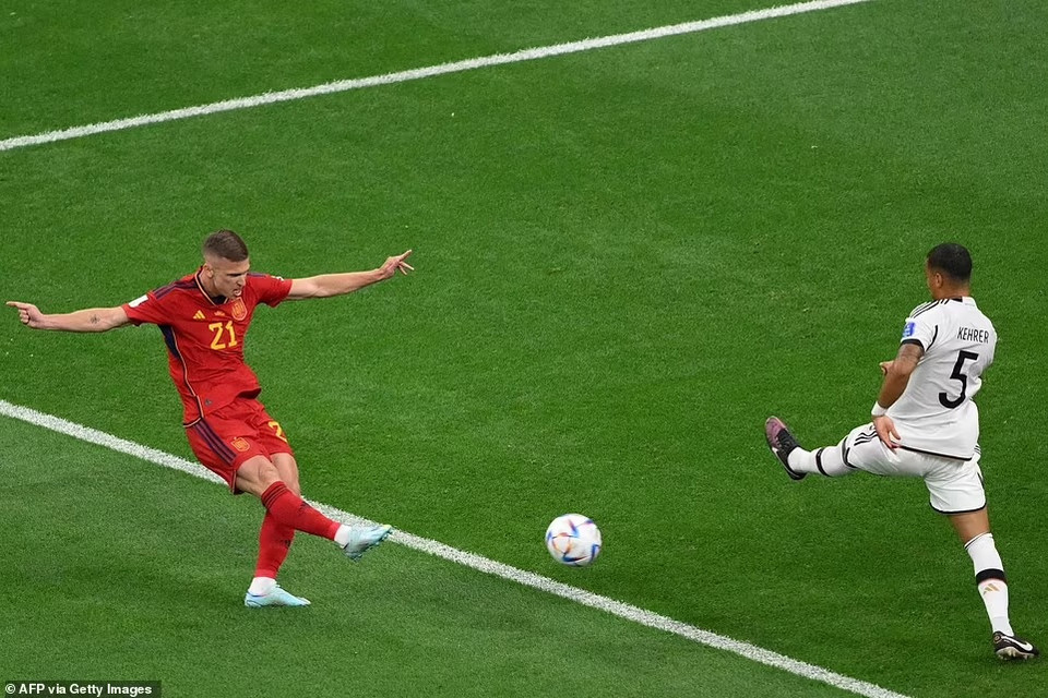 Olmo đưa ra lời cảnh báo với cú sút nguy hiểm ở ngay phút 7. (Nguồn: Getty Images)