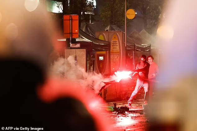 Những kẻ này đã điên cuồng ném pháo vào những chiếc xe trên đường. (Nguồn: Getty Images)