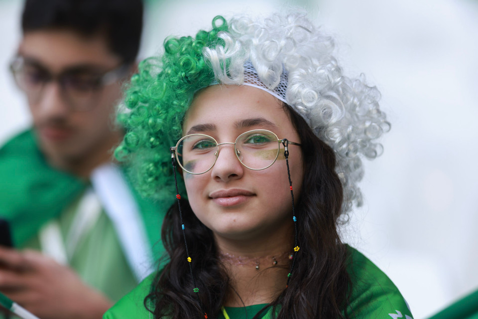 Nữ cổ động viên xinh đẹp đến từ Saudi Arabia. (Ảnh: Hải An/Vietnam+)