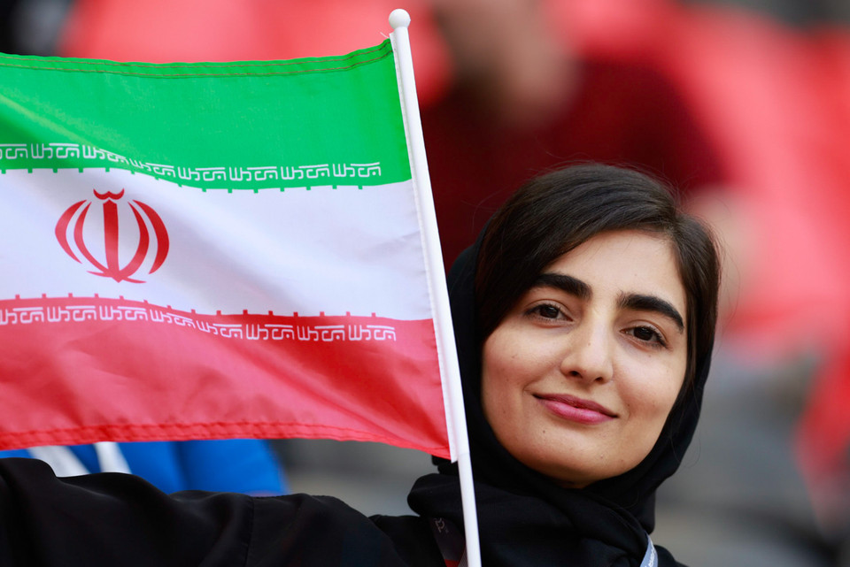 Nữ cổ động viên Iran bên lá cờ quốc gia mình. (Ảnh: Hải An/Vietnam+)