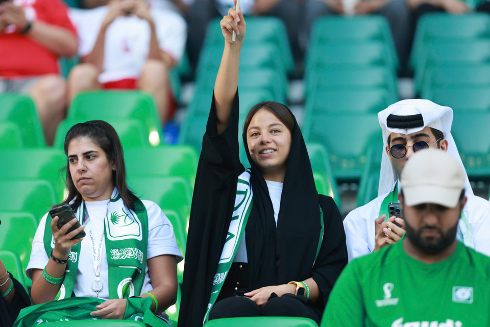 Sự góp mặt của các bóng hồng đã khiến cho 'bữa tiệc bóng đá' thêm màu sắc. (Ảnh: Hải An/Vietnam+)