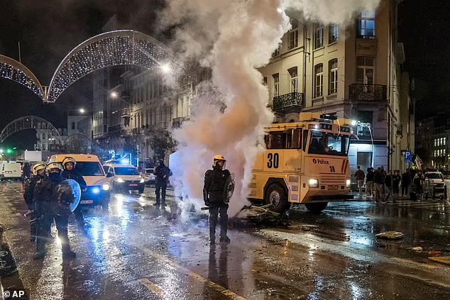 Theo thông báo có khoảng 100 cảnh sát đã có mặt tại hiện trường vụ bạo loạn. (Nguồn: AP)