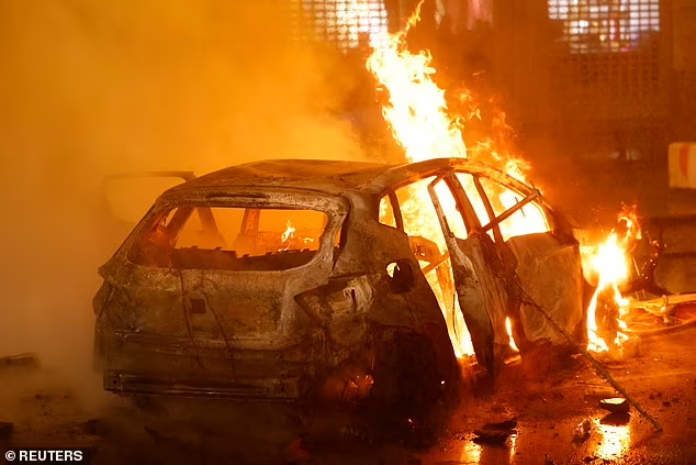 Những kẻ quá khích đã phóng hỏa và ném gạch vào ôtô ở Brussels và Antwerp. (Nguồn:Reuters)