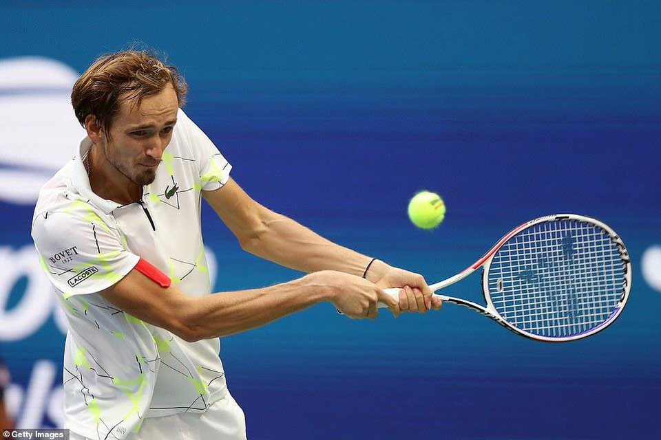 Hai set sau đó, Daniil Medvedev vùng lên mạnh mẽ để thắng 7-5 và 6-4, qua đó san bằng tỷ số 2-2 sau 4 set đấu.