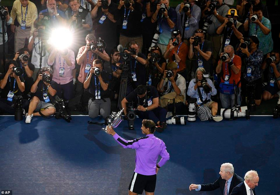 ...và chỉ còn kém kỷ lục của Roger Federer đúng 1 danh hiệu.