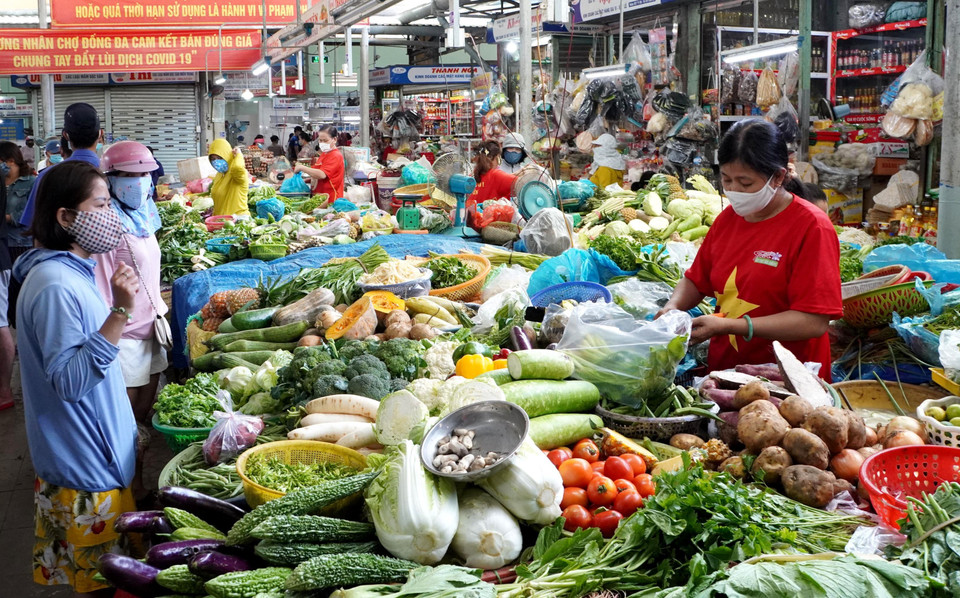 Không khí mua bán tại chợ Đống Đa trở nên tươi sáng hơn khi các tiểu thương đồng loạt mặc áo cờ Tổ quốc. (Ảnh: Quốc Dũng/TTXVN)
